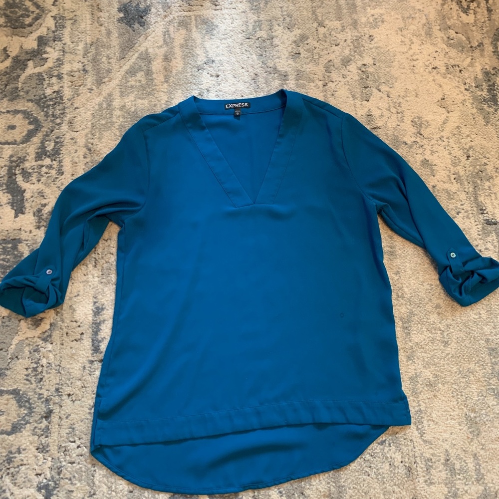 V neck long sleeve express shirt.